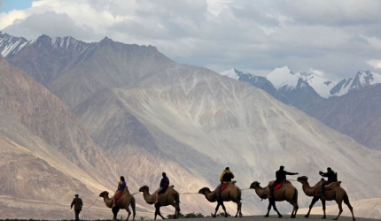 Valea Nubra, locul în care Munții Himalaya întâlnesc deșertul