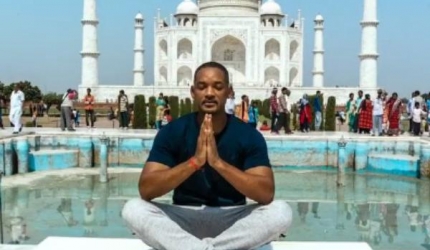 Will Smith si familia sa practica yoga si invata din scrierile stravechi