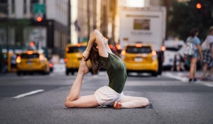 femeie-asana-social-yoga