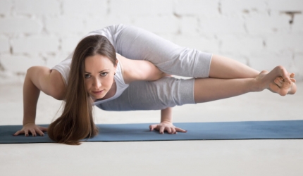 femeie-Astavakrasana
