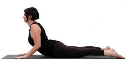 femeie-Bhujangasana