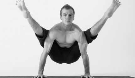 Tittibhasana (postura licuriciului)