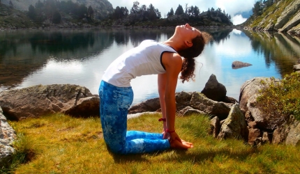 Ushtrasana (Postura Cămilei)